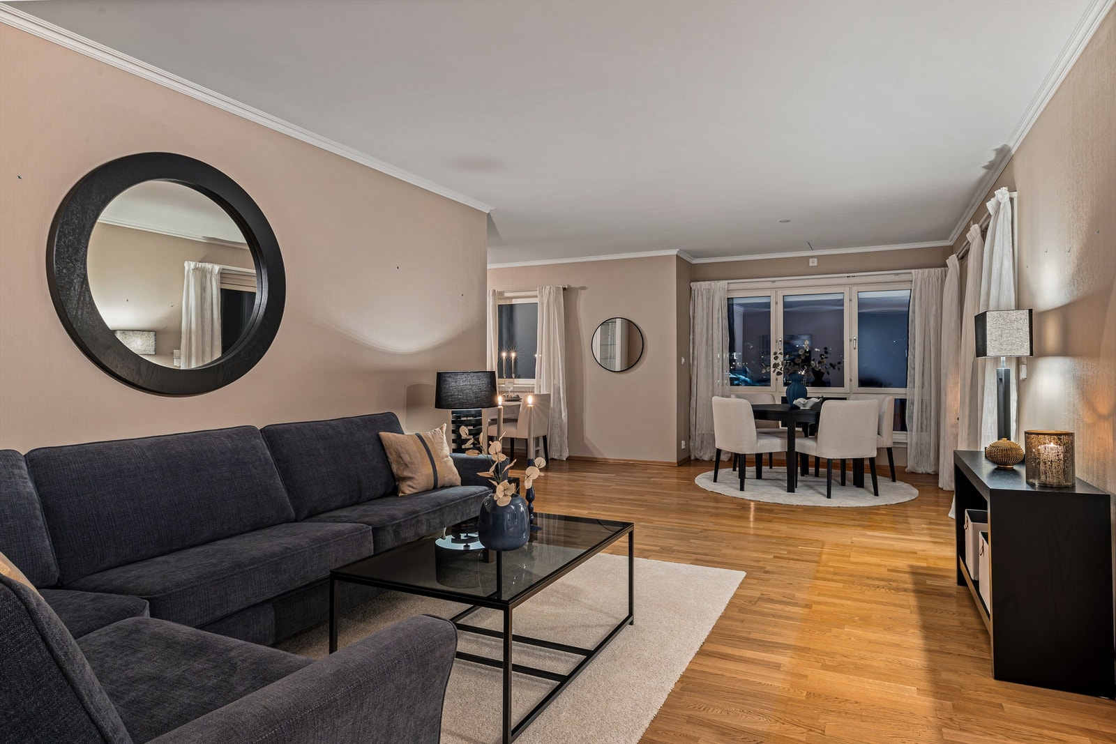 Leiligheten er lys og moderne innredet med en god og praktisk planløsning. Store vindusflater sørger for rikelig med naturlig lys og en god romfølelse. Galleribilde