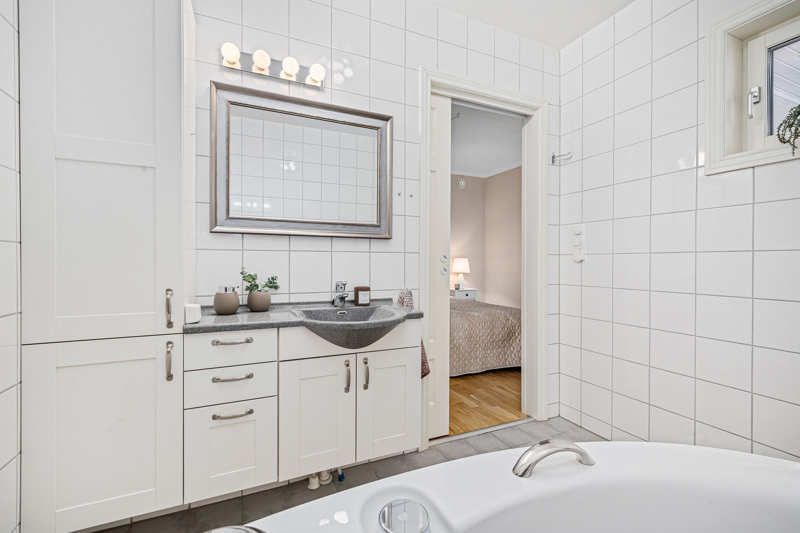 Leilighetens hovedbad ligger med direkte tilknytning til hovedsoverommet. Galleribilde