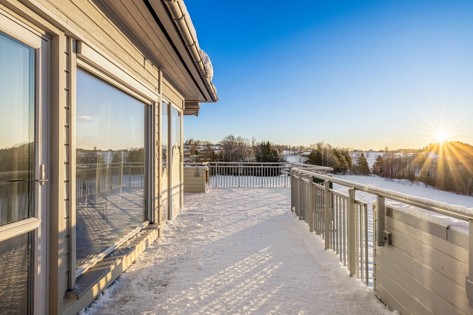 Flere av leilighetens vinduer mot syd har montert utvendig solskjerming. Galleribilde