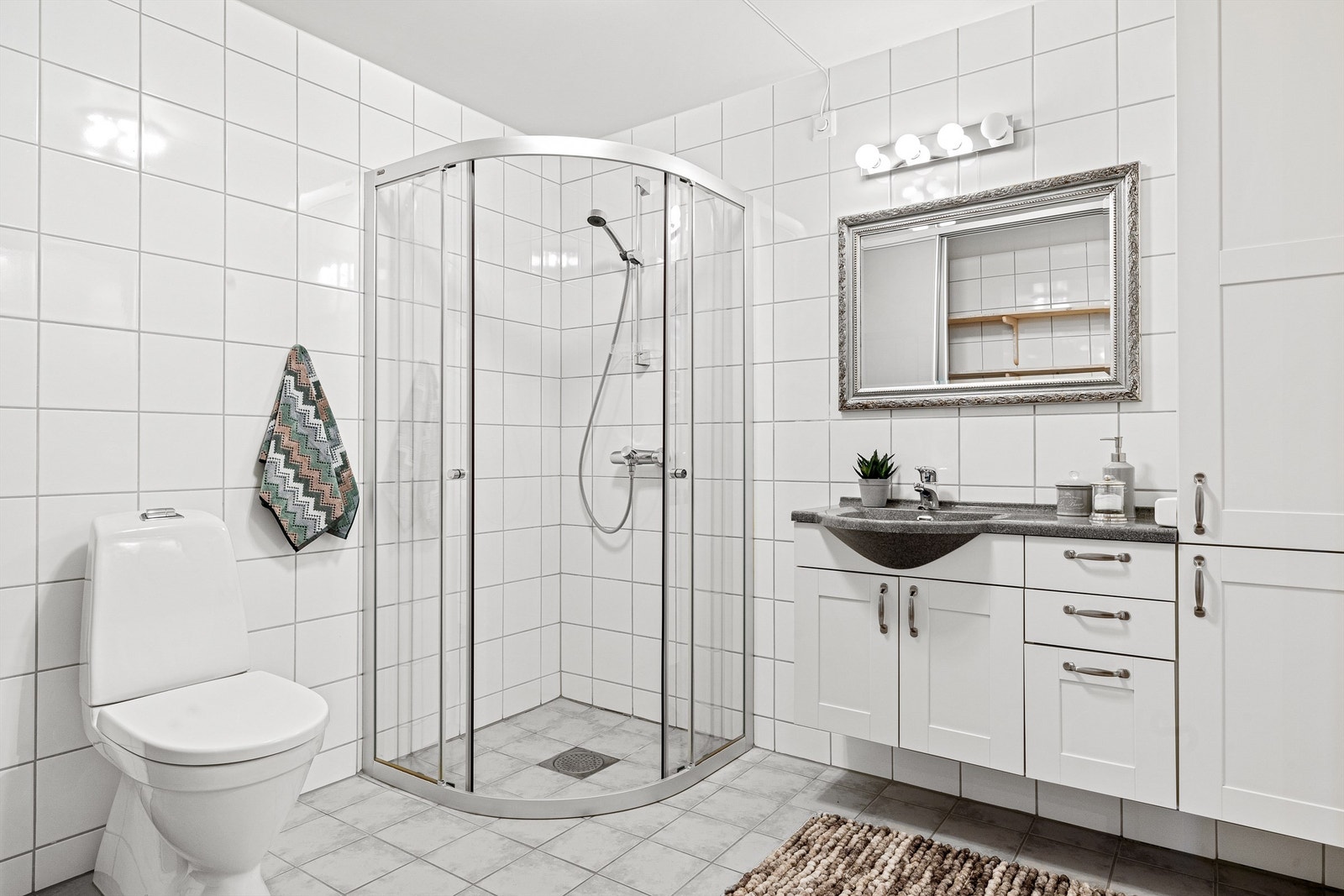 Enkel servant i innredning som har godt med skap plass Galleribilde