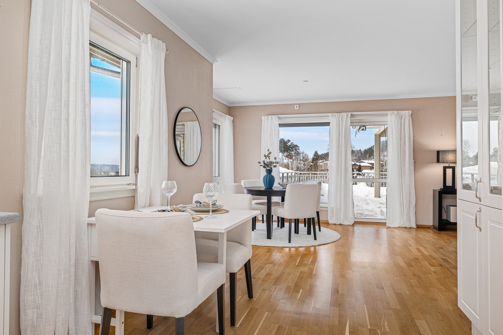 Kjøkkenet har også plass til en egen spiseplass. Galleribilde