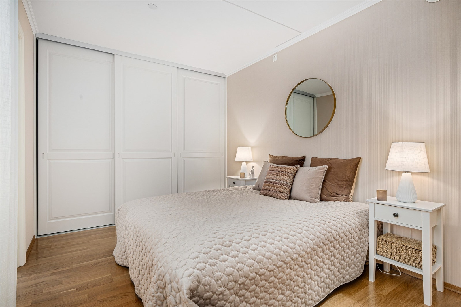 Hovedsoverom med skyvedørsgarderobe. Galleribilde