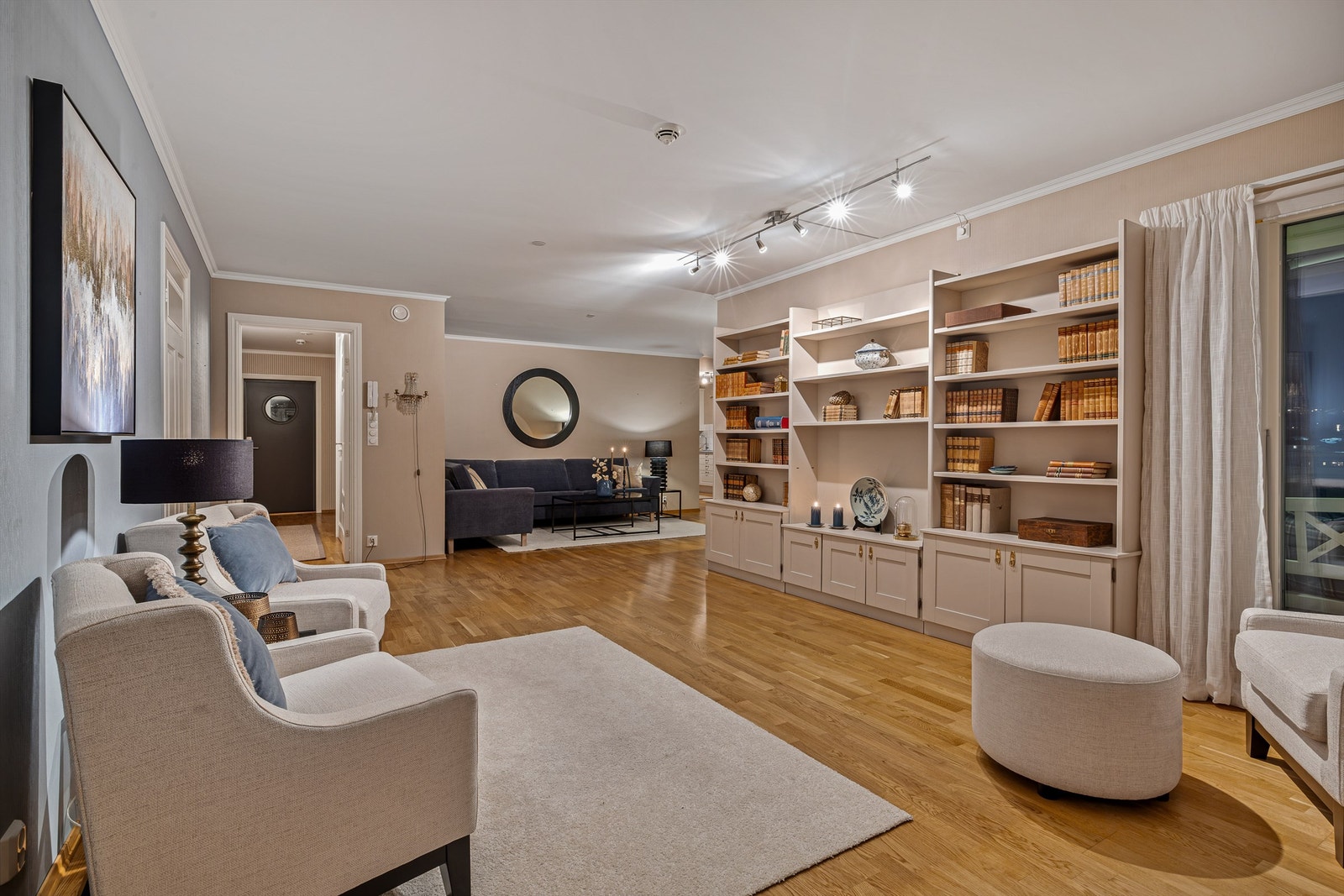 Leiligheten har godt med veggplass for både skap og hyller. Galleribilde