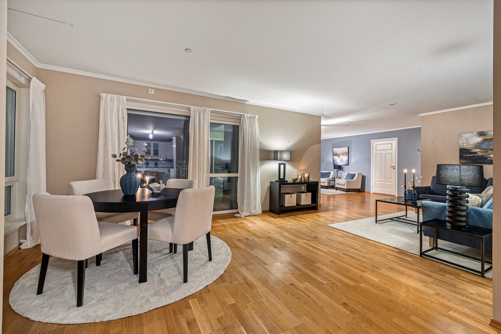 Leiligheten kan skilte med blant annet 3 soverom, 2 bad, meget romslig stue og nydelig takterrasse på 51 kvm med gode solforhold. Det er vannbåren varme i alle gulv. Galleribilde