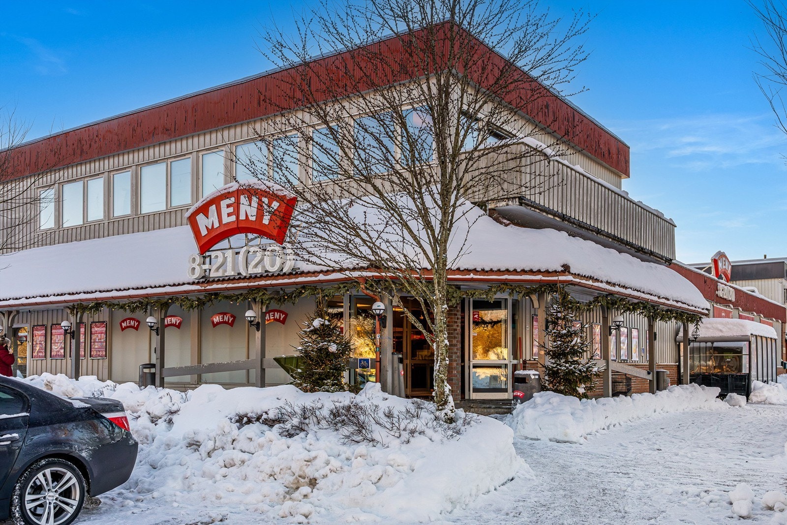 Rett i nærheten, kun er "kort heistur" unna. Finner du både dagligvarebutikker, frisør, treningssenter, bank, vinmonopol og bensinstasjon for å nevne noe. Galleribilde