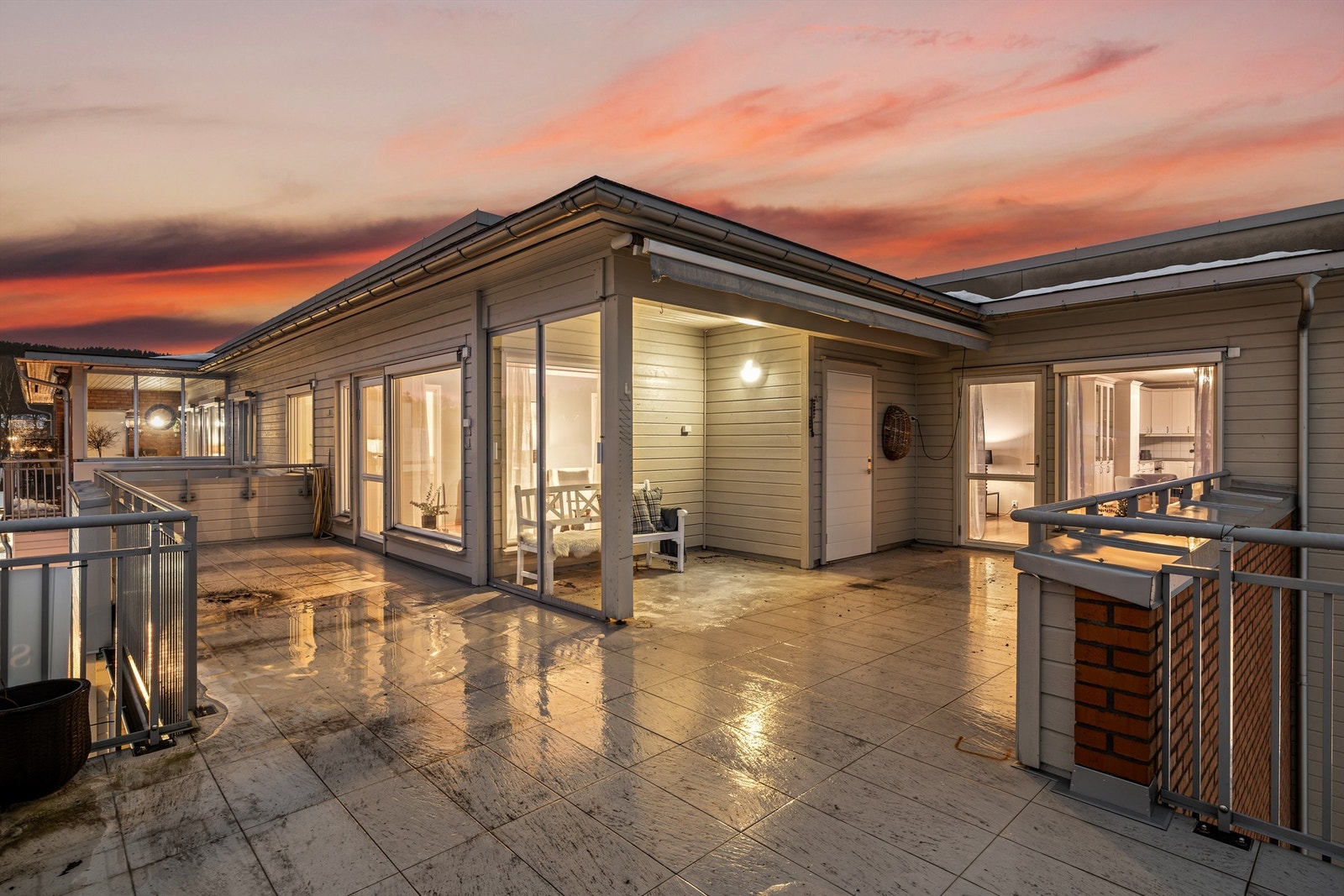 Terrassen ligger solrikt og fritt til mot syd. Deler av terrassen er også overbygget og innglasset så du sitter lunt og skjermet til. Her er det også montert markise. Galleribilde