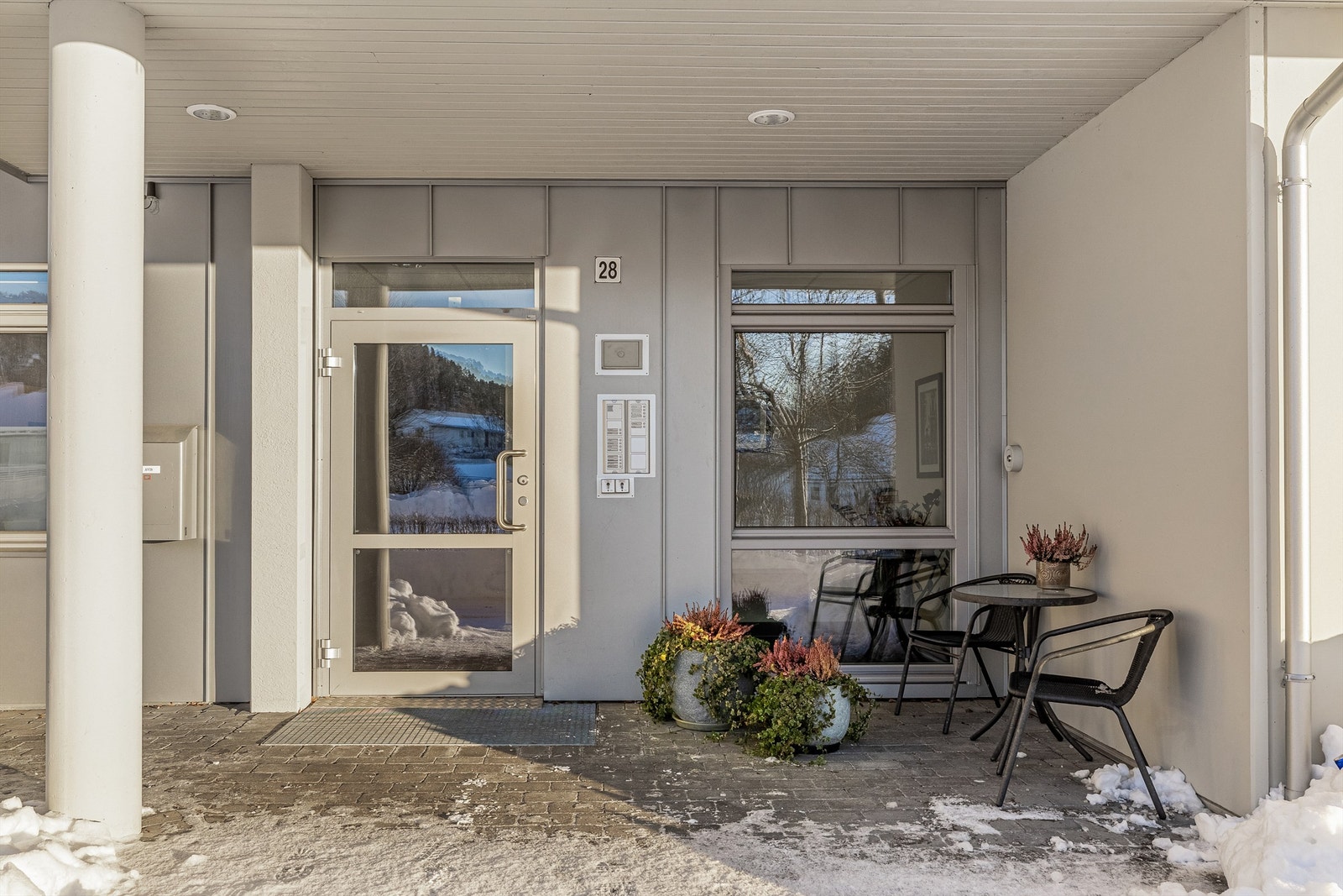 Sameiet er velorganisert med fine fellesarealer og det medfølger parkering i garasjekjeller. Det er heis i bygget for enkel adkomst. Galleribilde