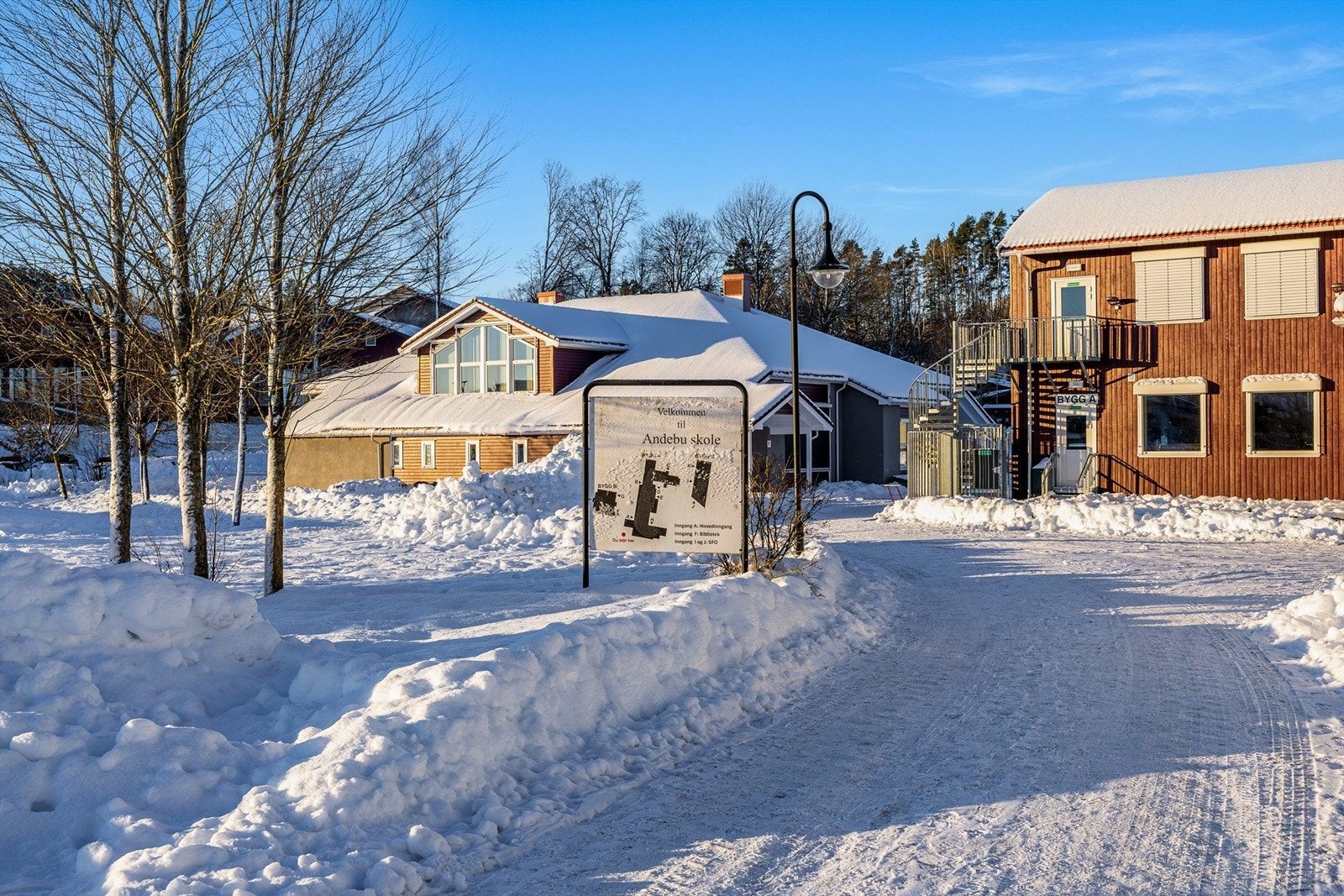Andebu barneskole og Andebu ungdomsskole ligger rett i nærheten. Galleribilde