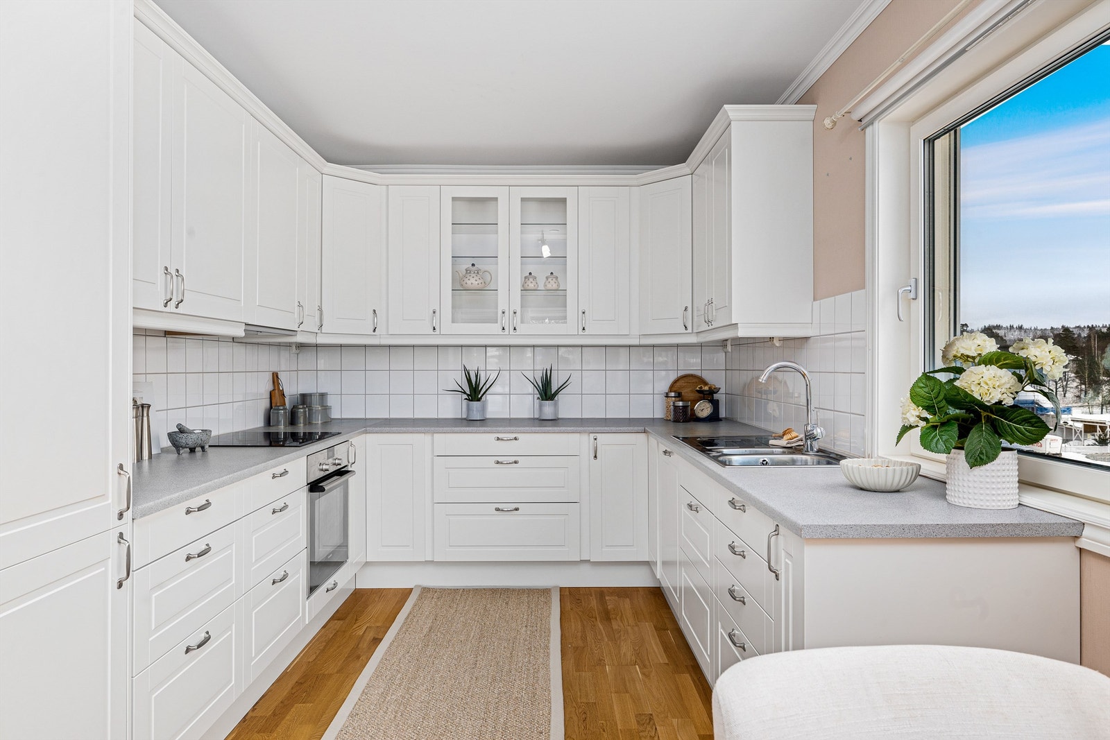 Integrert kjøl/frys, stekeovn, platetopp og oppvaskmaskin medfølger. Galleribilde