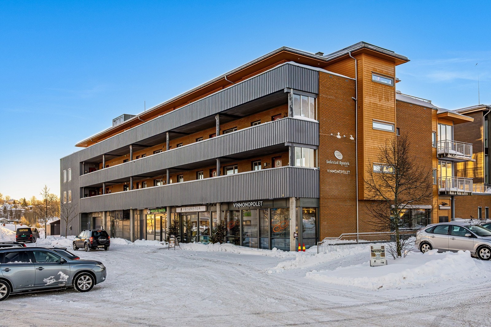 Rett i nærheten, kun er "kort heistur" unna. Finner du både dagligvarebutikker, frisør, treningssenter, bank, vinmonopol og bensinstasjon for å nevne noe. Galleribilde