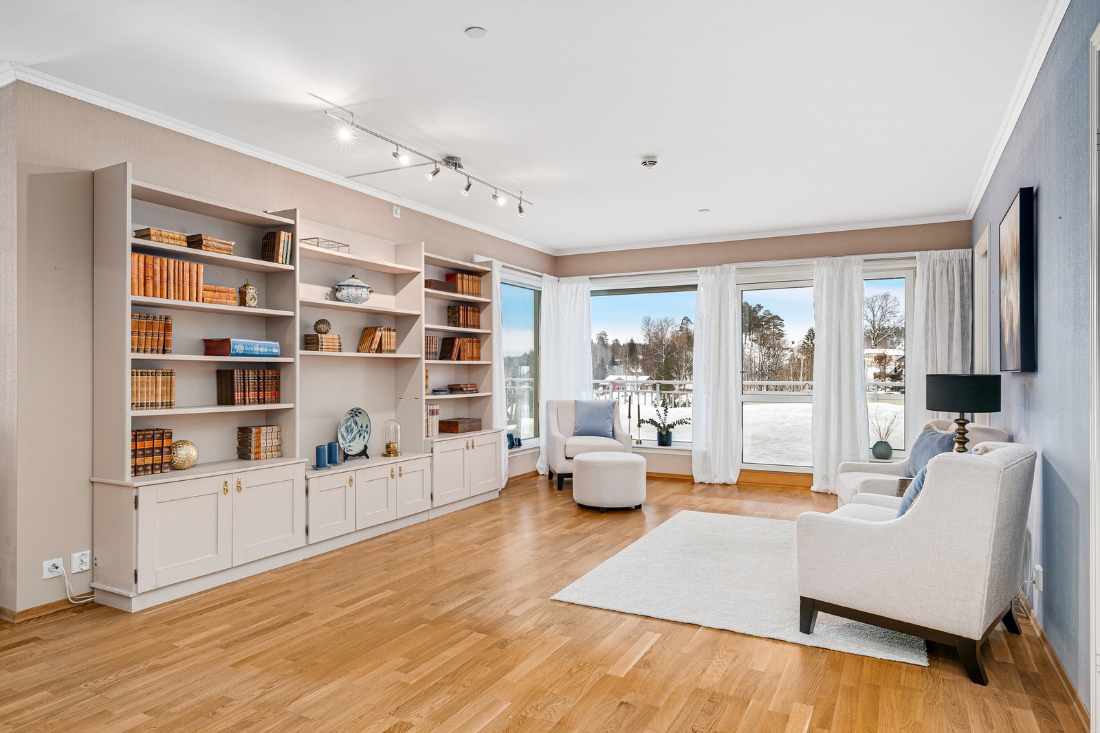 Stuen er meget romslig og oppdelt i flere "avdelinger" med både god plass til spisestue og egen tv-stue. Galleribilde