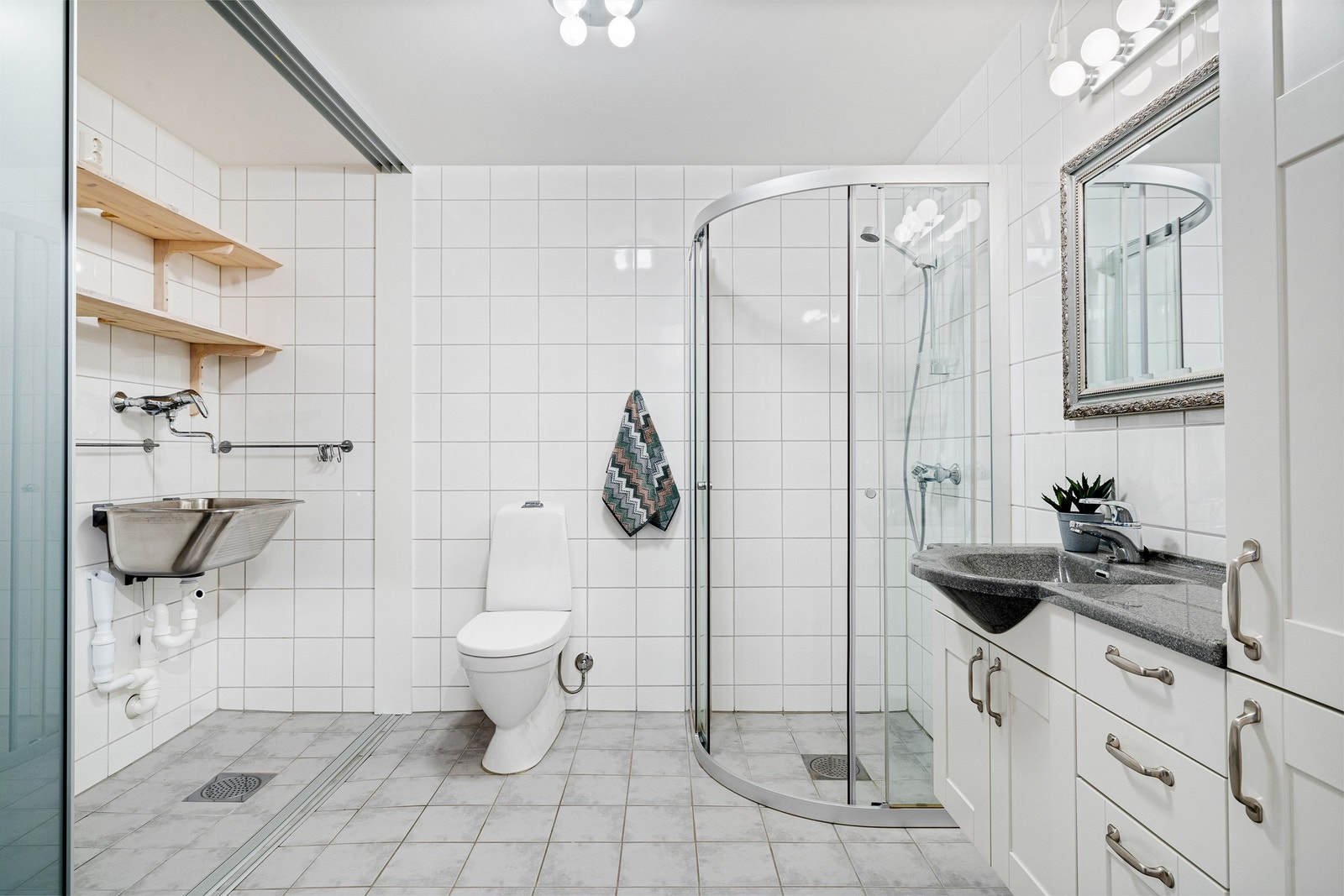 Opplegg for vaskemaskin og egen utslagsvask finnes bak skyvedørnisje. Galleribilde