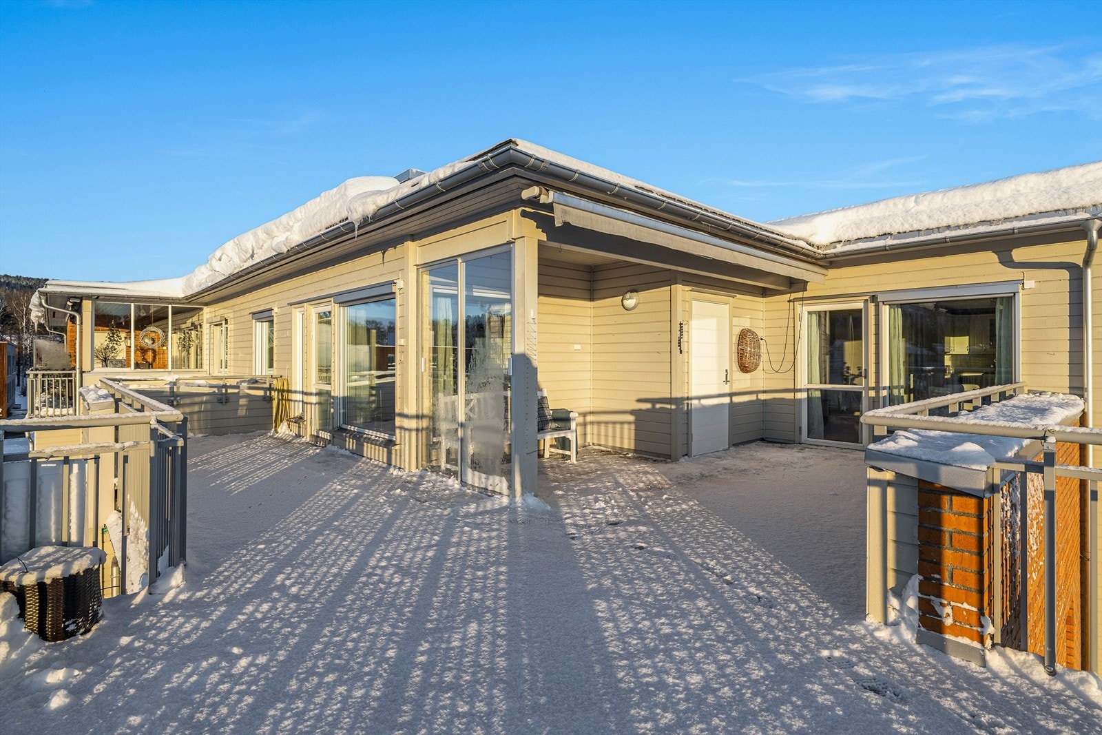 På terrassen er det bygget egen utvendig bod. For øvrig er det også gode lagringsmuligheter i egen innvendig bod og i bod i felles bodanlegg. Galleribilde