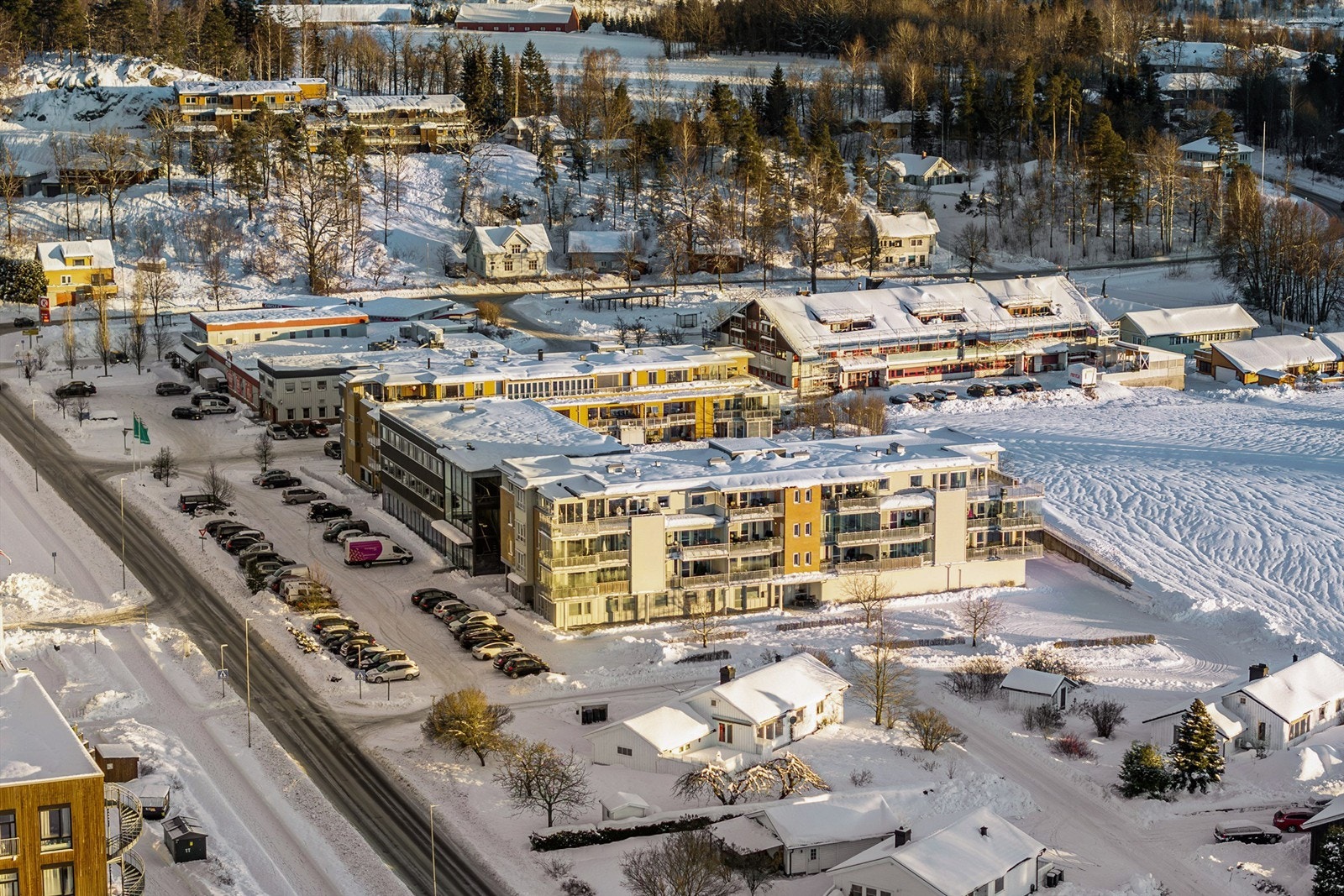I Andebu kombineres naturskjønne omgivelser, friluftsliv og en avslappende atmosfære med en sentral beliggenhet i "hjerte" av fylket. Toppleiligheten ligger sentralt til midt i Andebu sentrum med "alle" sentrumsfunksjonen rett uten for døren. Galleribilde