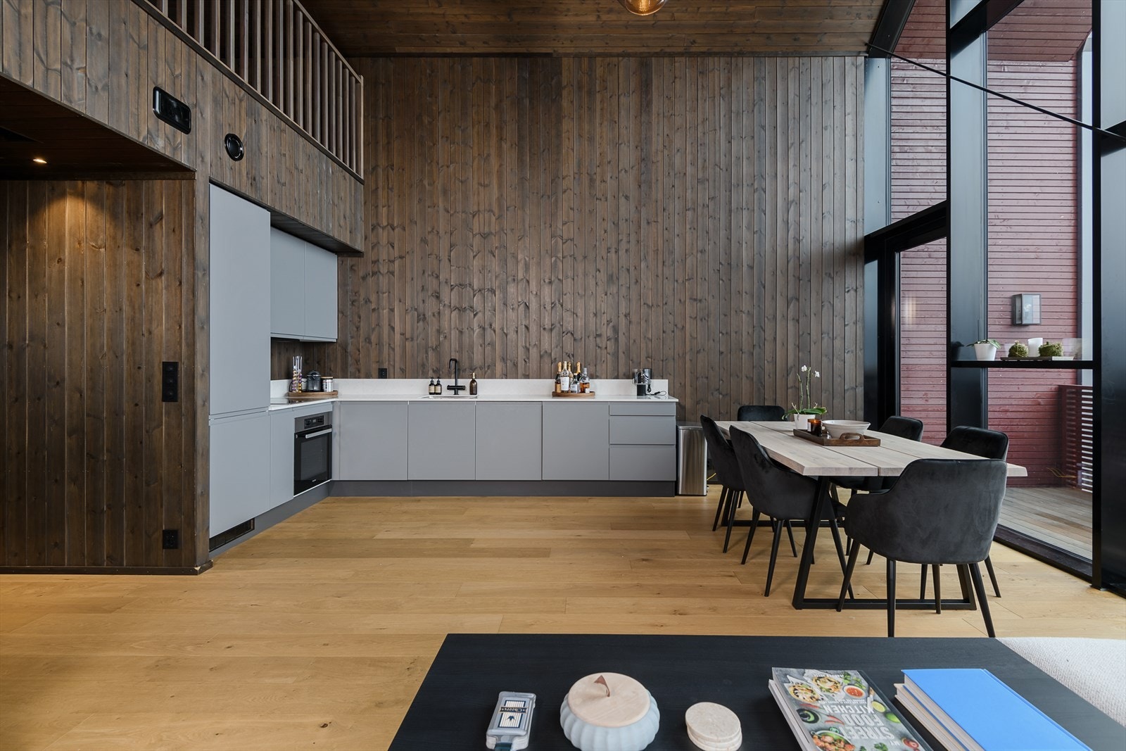 Leiligheten har gjennomgående god standard med smakfulle farge- og materialvalg Galleribilde