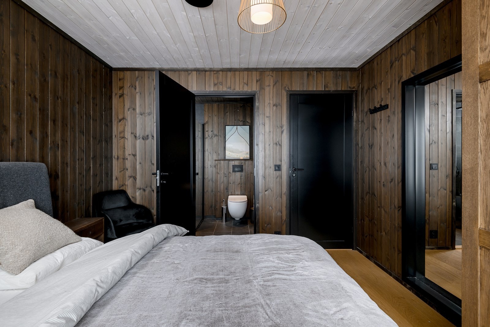 Hovedsoverommet har tilknytning til en suite bad Galleribilde