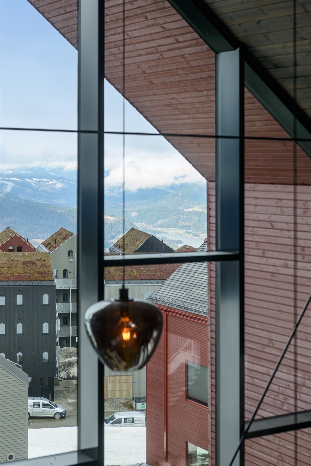 Leiligheten ligger luftig og fritt - fra loftetasjen skimtes Gudbrandsdalslågen Galleribilde