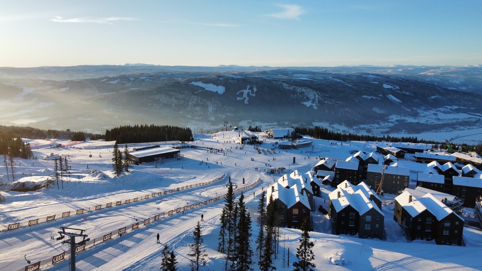 I hjertet av Hafjell - ved gondolens toppstasjon Mosetertoppen - finner du den nye fjellandsbyen Favn Hafjell Galleribilde