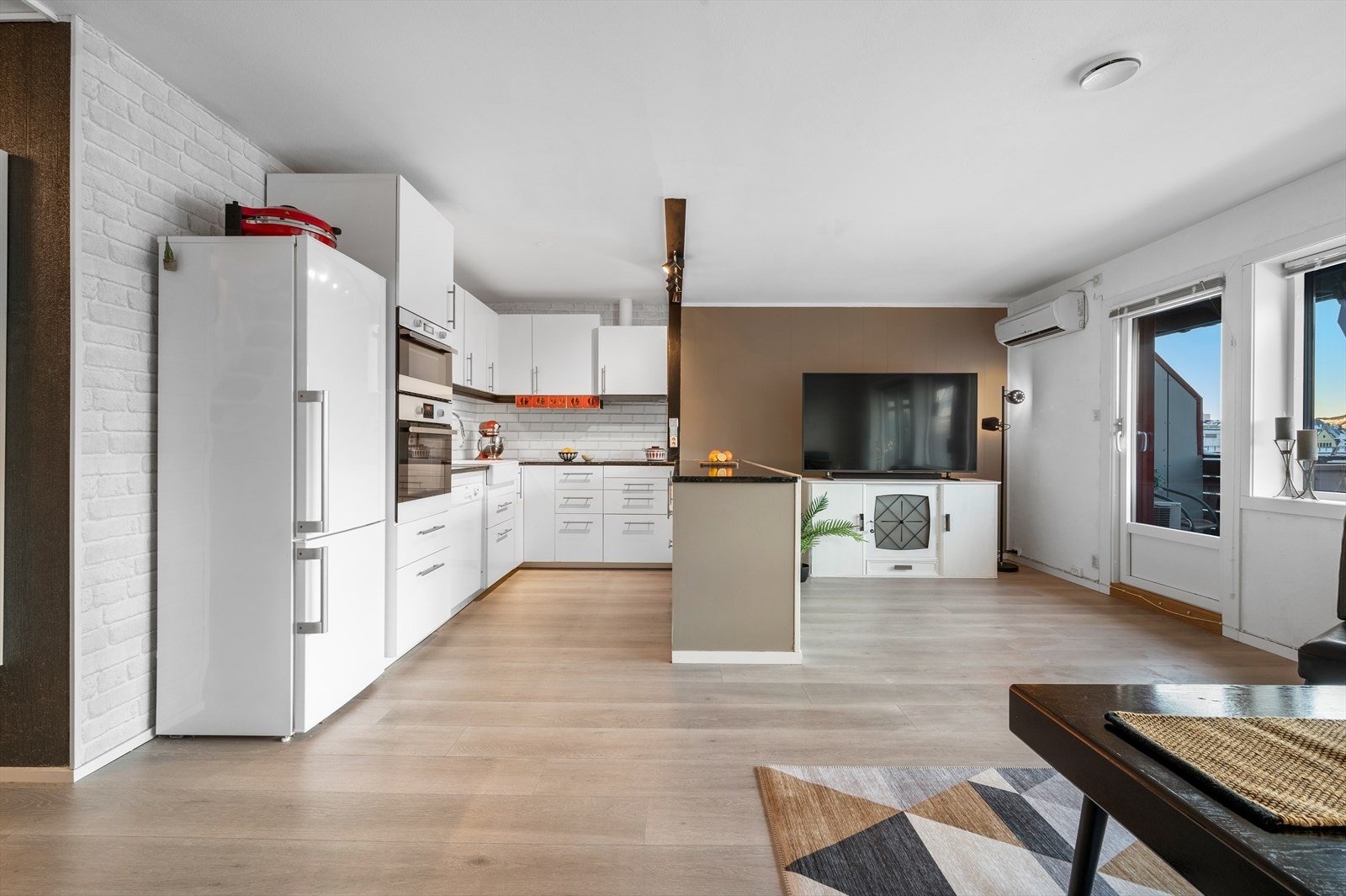 - Åpen løsning gjør det lett å kombinere matlaging med sosialt samvær - Galleribilde