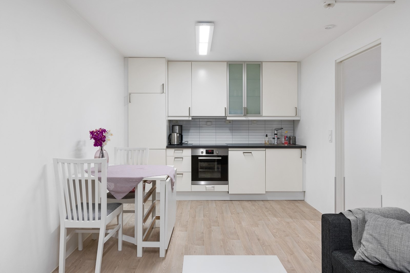 - Her har du mulighet for å leie borettslagets leilighet til gjester, som inneholder kjøkken, stue, soverom og bad - Galleribilde