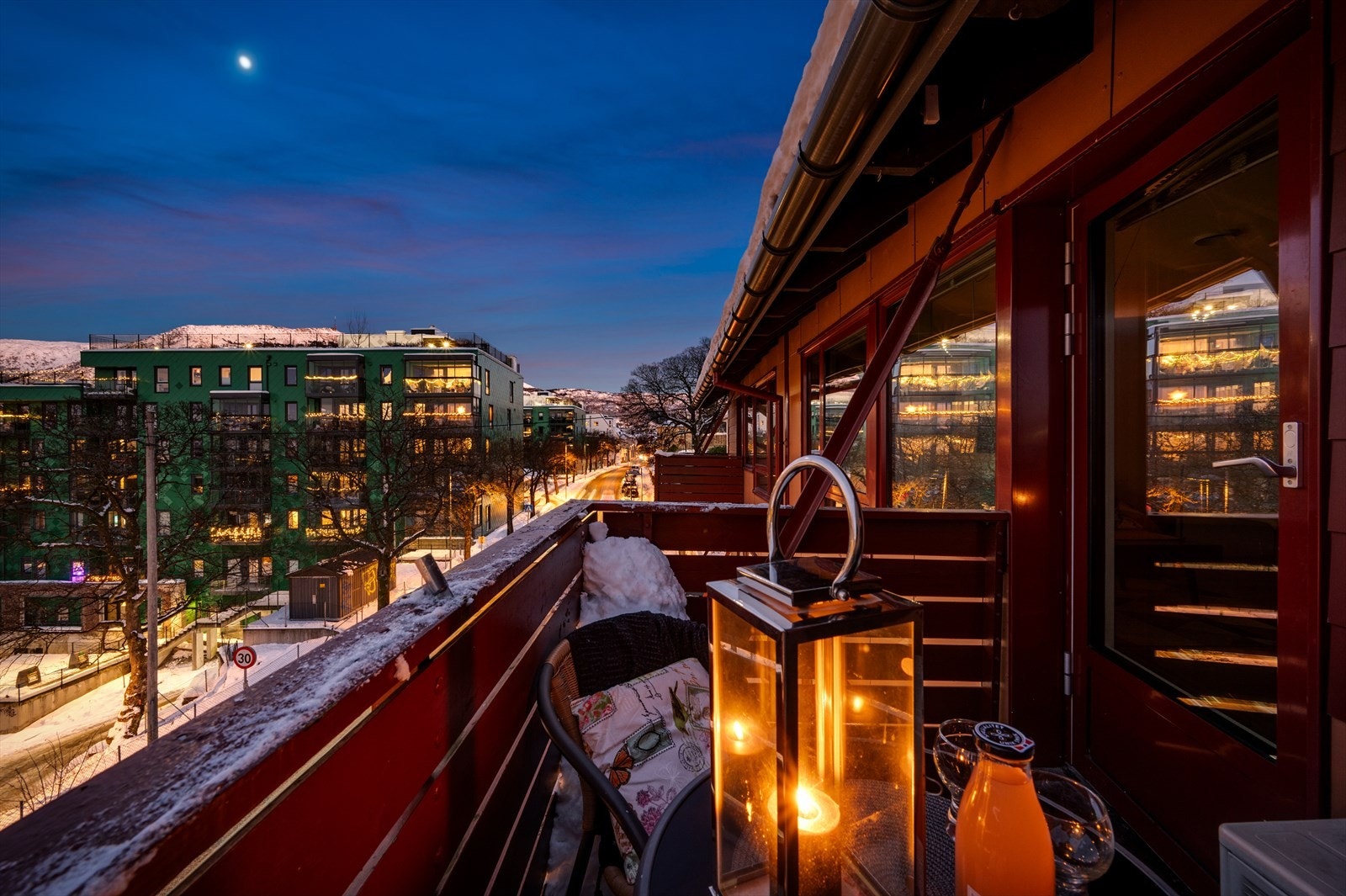 - Fra balkongen kan du nyte utsikten med en varm kopp kaffe - Galleribilde