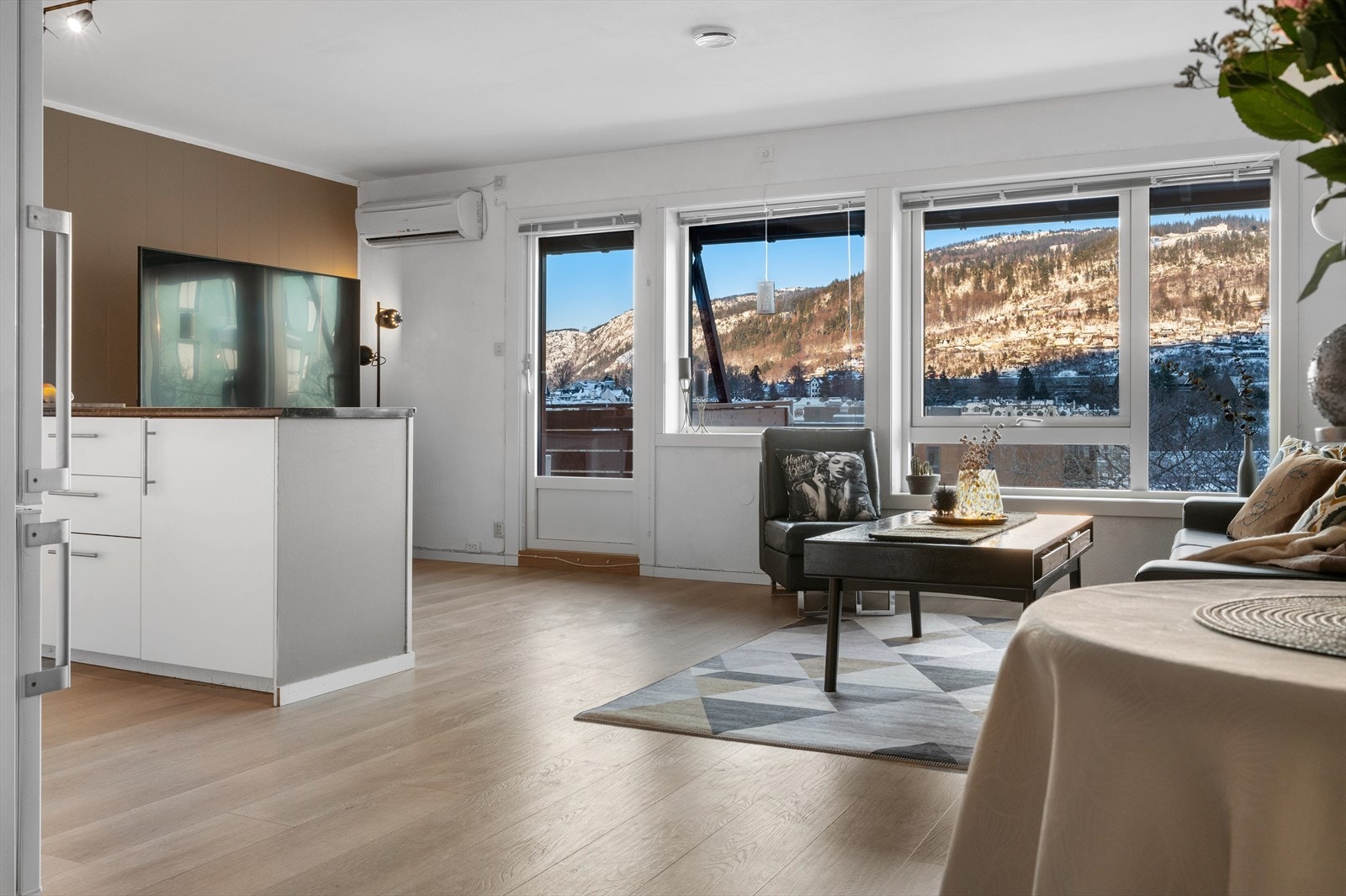 - Velkommen inn i en lys stue/kjøkken på 28,7 m² - Galleribilde