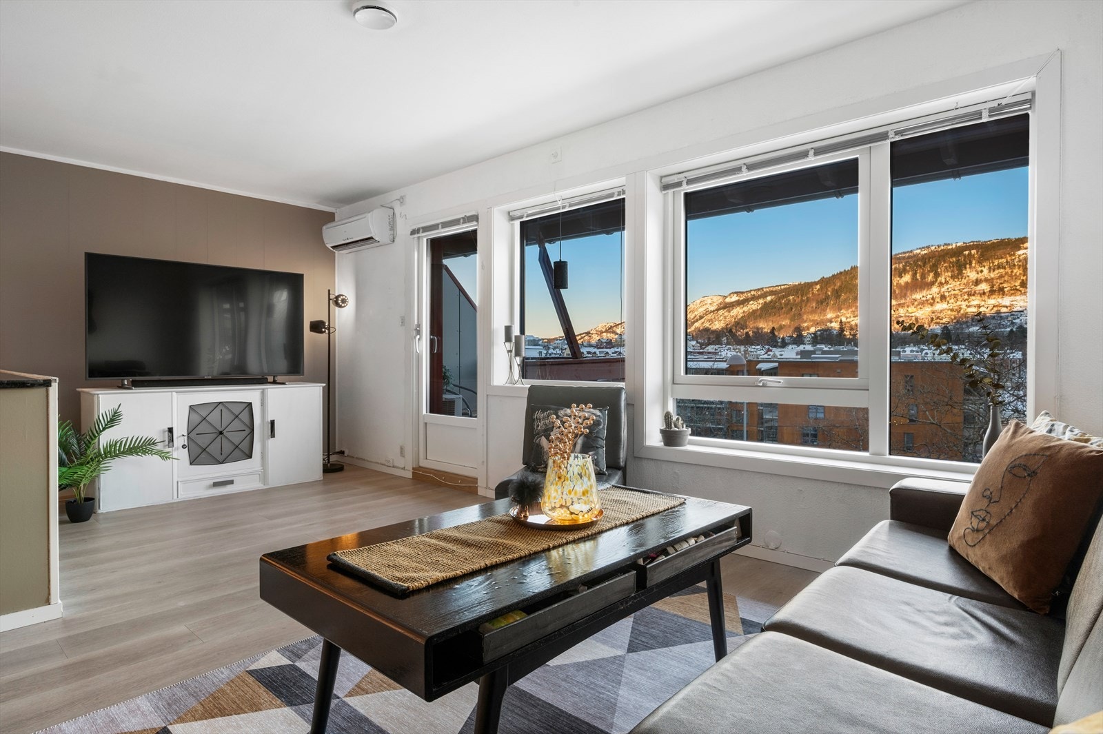 - Leiligheten er utstyrt med varmepumpe som bidrar til effektiv og jevn oppvarming - Galleribilde