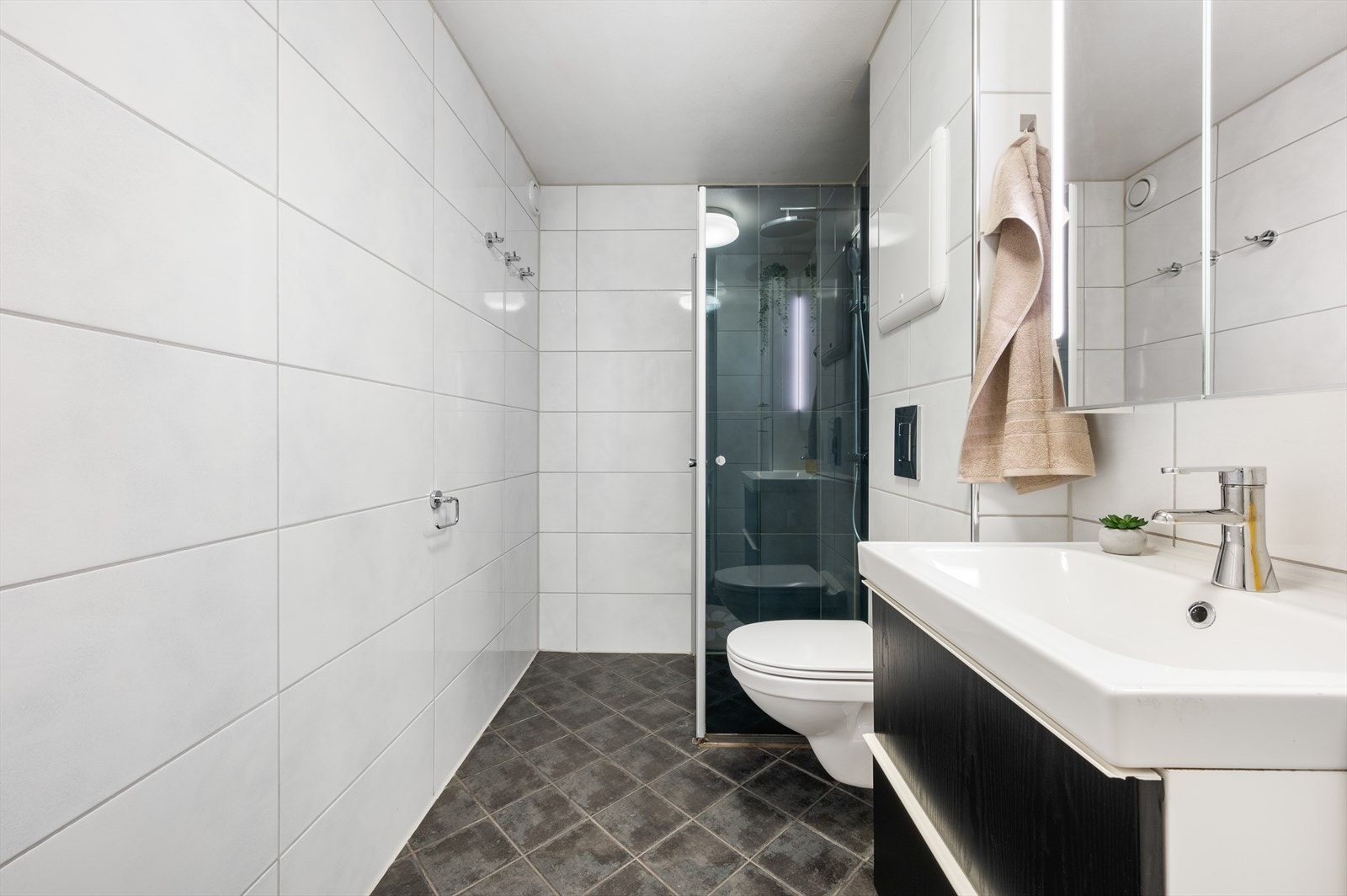 - Lyst helfliset bad på 5,3 m² - Galleribilde