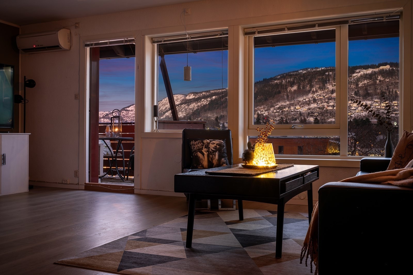 - Nyt den fantastiske utsikten også fra stue/kjøkken - Galleribilde