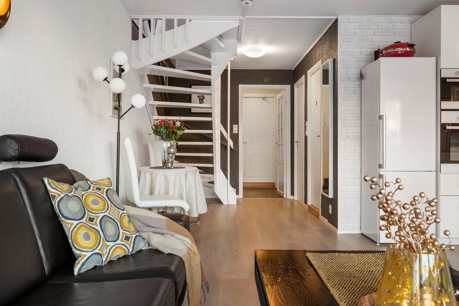 - Videre rommer etasjen gang, entré, bad, bod og et soverom - Galleribilde