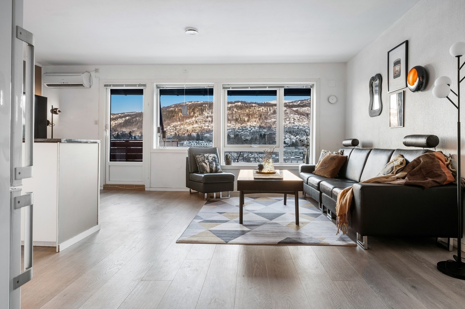 - En sjarmerende leilighet med praktfull utsikt og to etasjer - Galleribilde