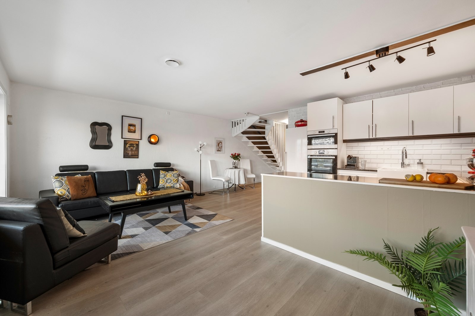 - Felleskostnadene ligger i dag på 9 510 kr pr. mnd og inkluderer grunnpakke TV/internett, varmtvann, renter og avdrag på lån, kommunale avgifter/eiendomsskatt, byggforsikring, administrasjon og løpende vedlikehold - Galleribilde