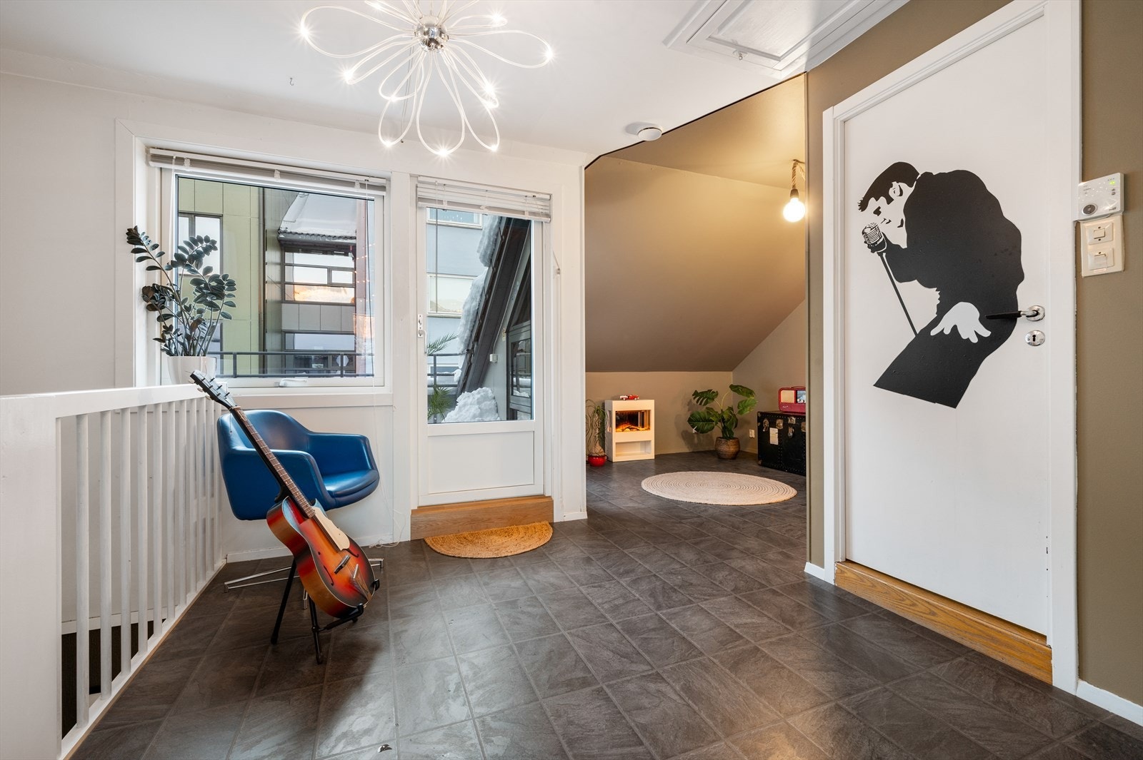 - Etasjen består av stue, 2 soverom og et bad - Galleribilde