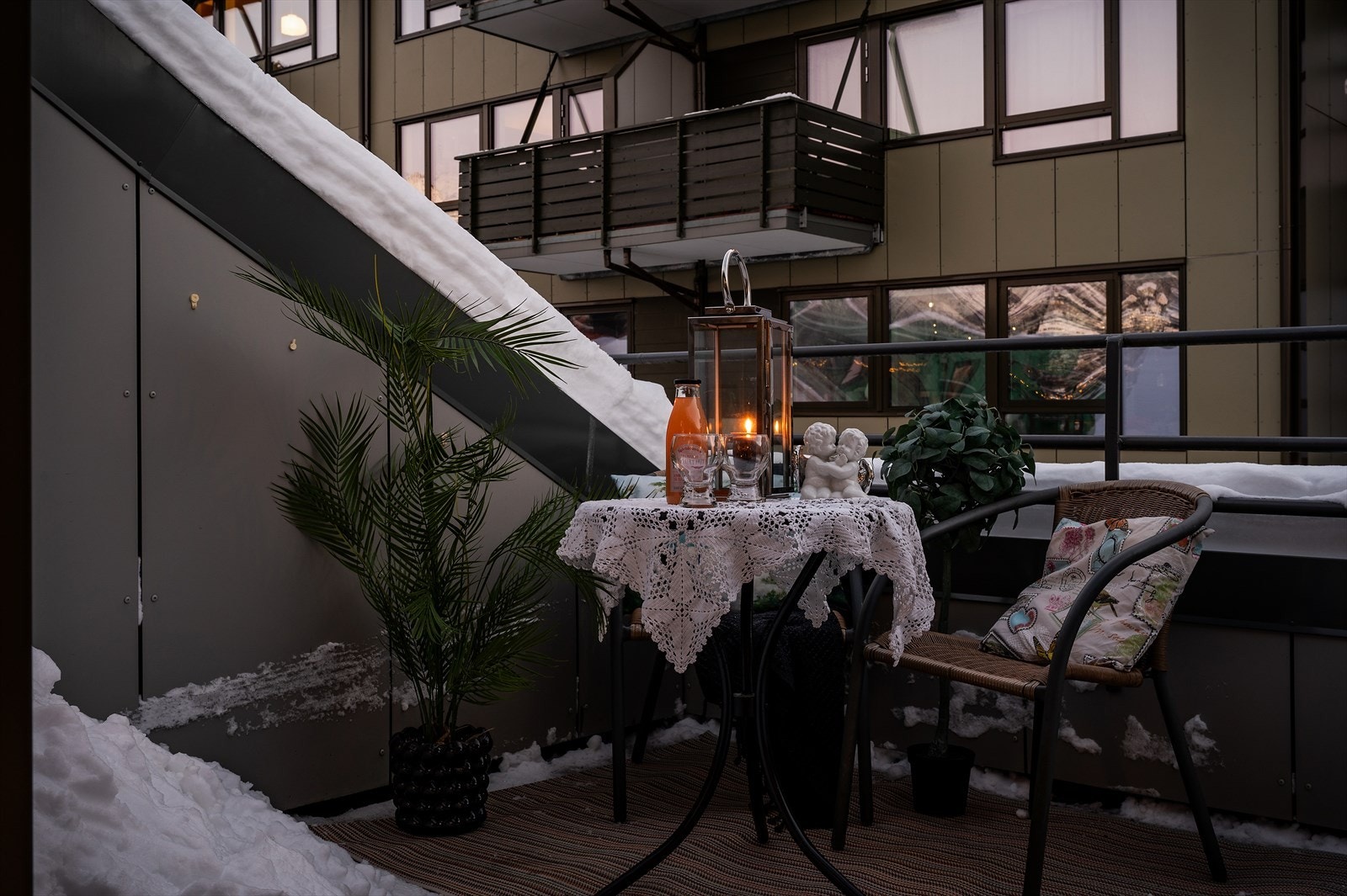 - I leilighetens andre etasje møter vi en balkong på 7,2 m² - Galleribilde