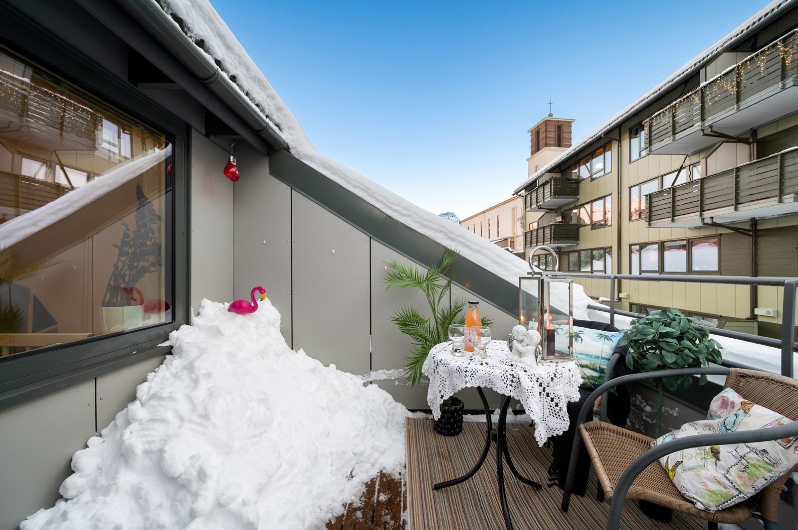 - Balkongen er godt skjermet for vind, noe som skaper en lunere og behagelig atmosfære - Galleribilde