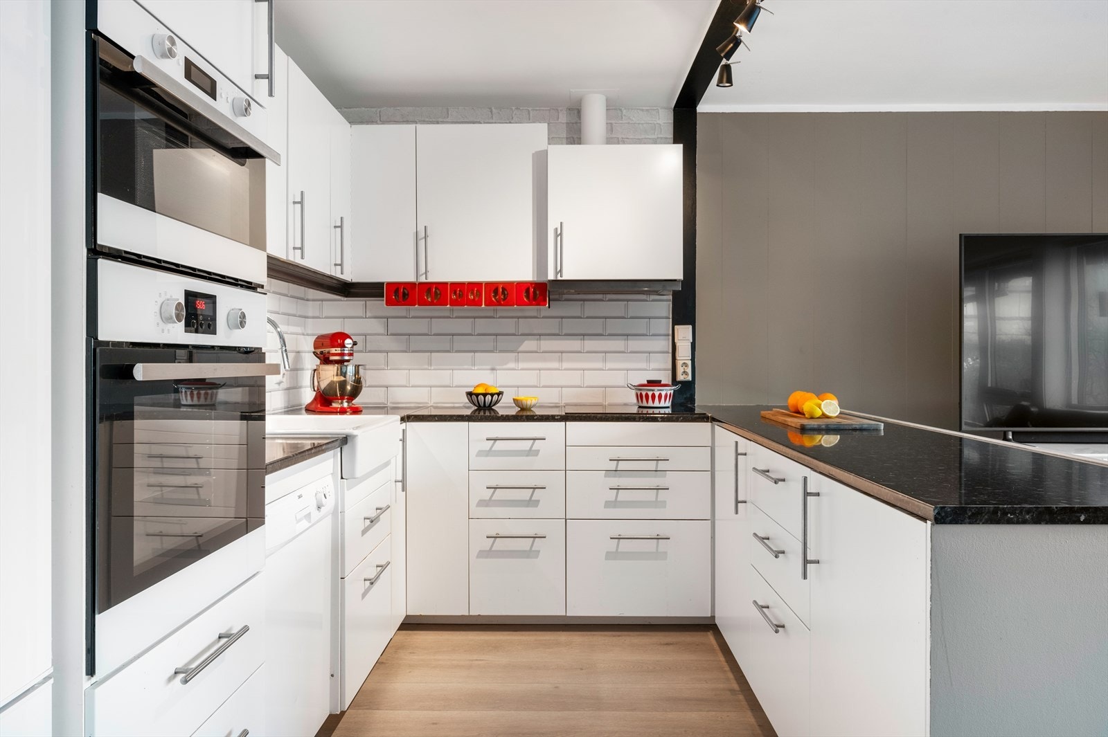 - Lyst kjøkken med glatte fronter og benkeplate av laminat - Galleribilde