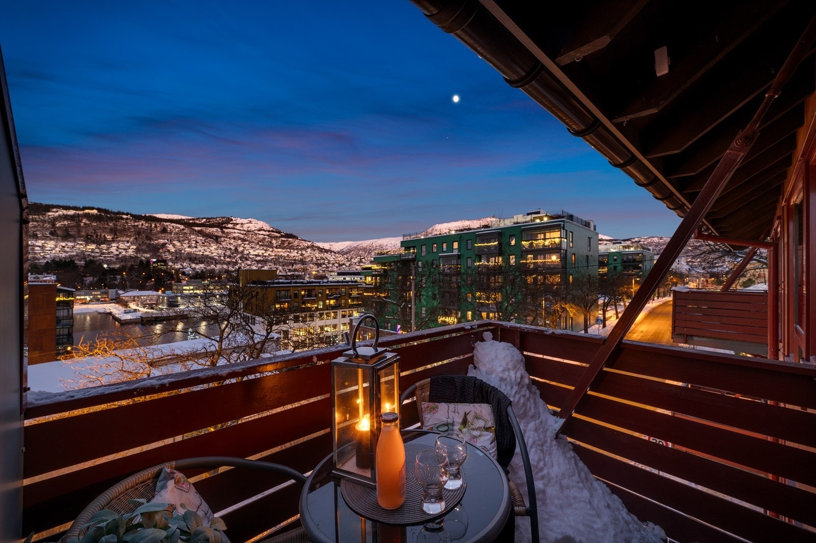 - Leiligheten har to balkonger med en samlet størrelse på 10 m² - Galleribilde