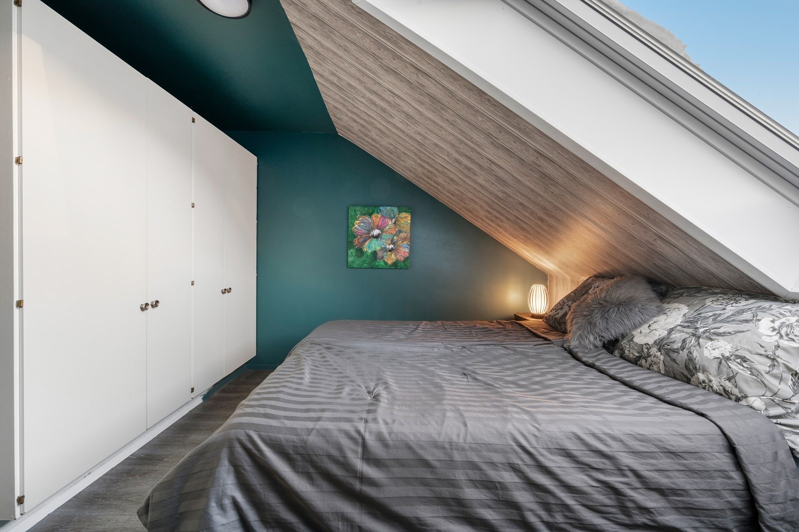 - Stort garderobeskap som gir rikelig med plass til klær og tilbehør - Galleribilde