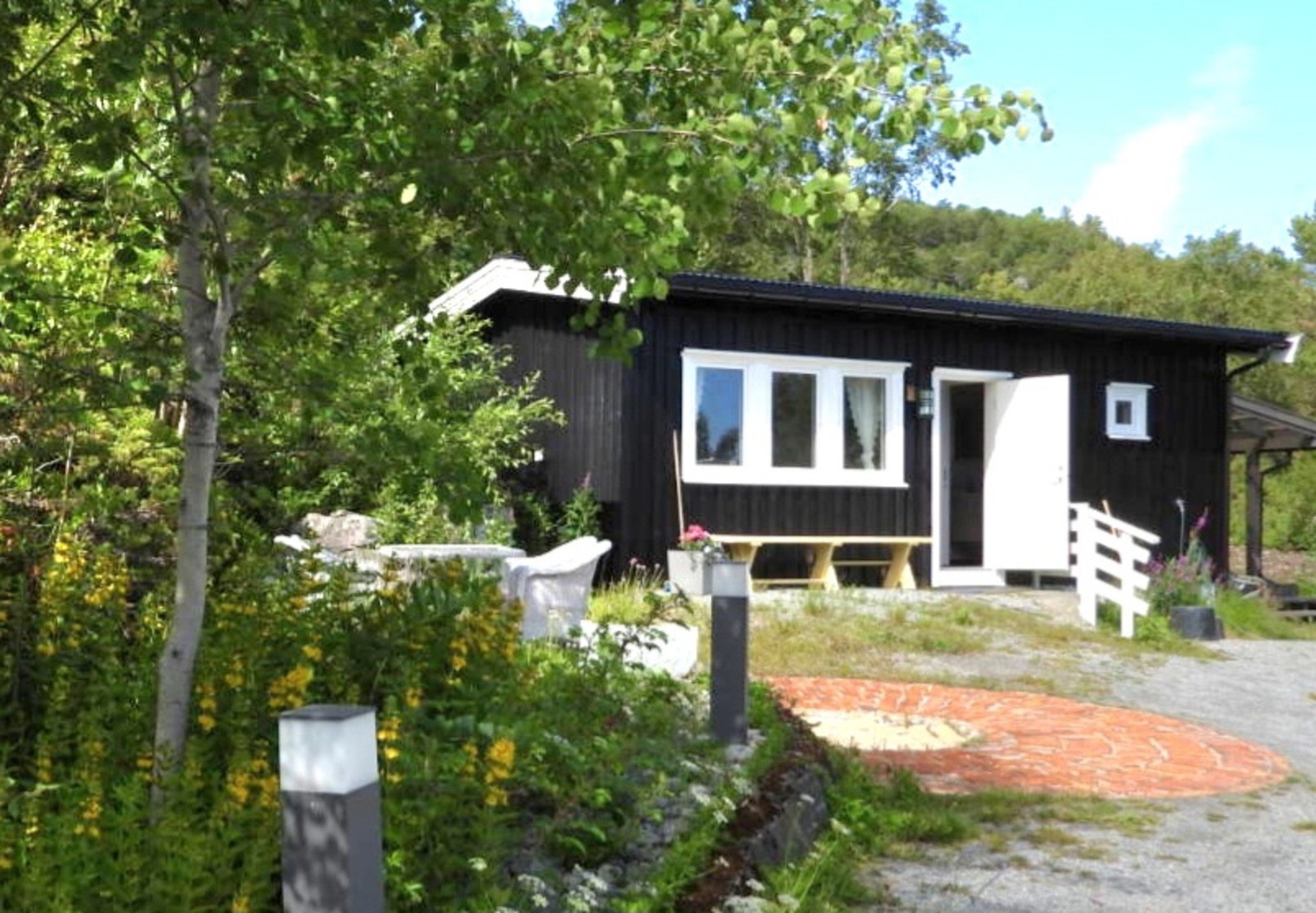 Garasjen øverst på førstebildet er bygget om til et nytt anneks. Galleribilde