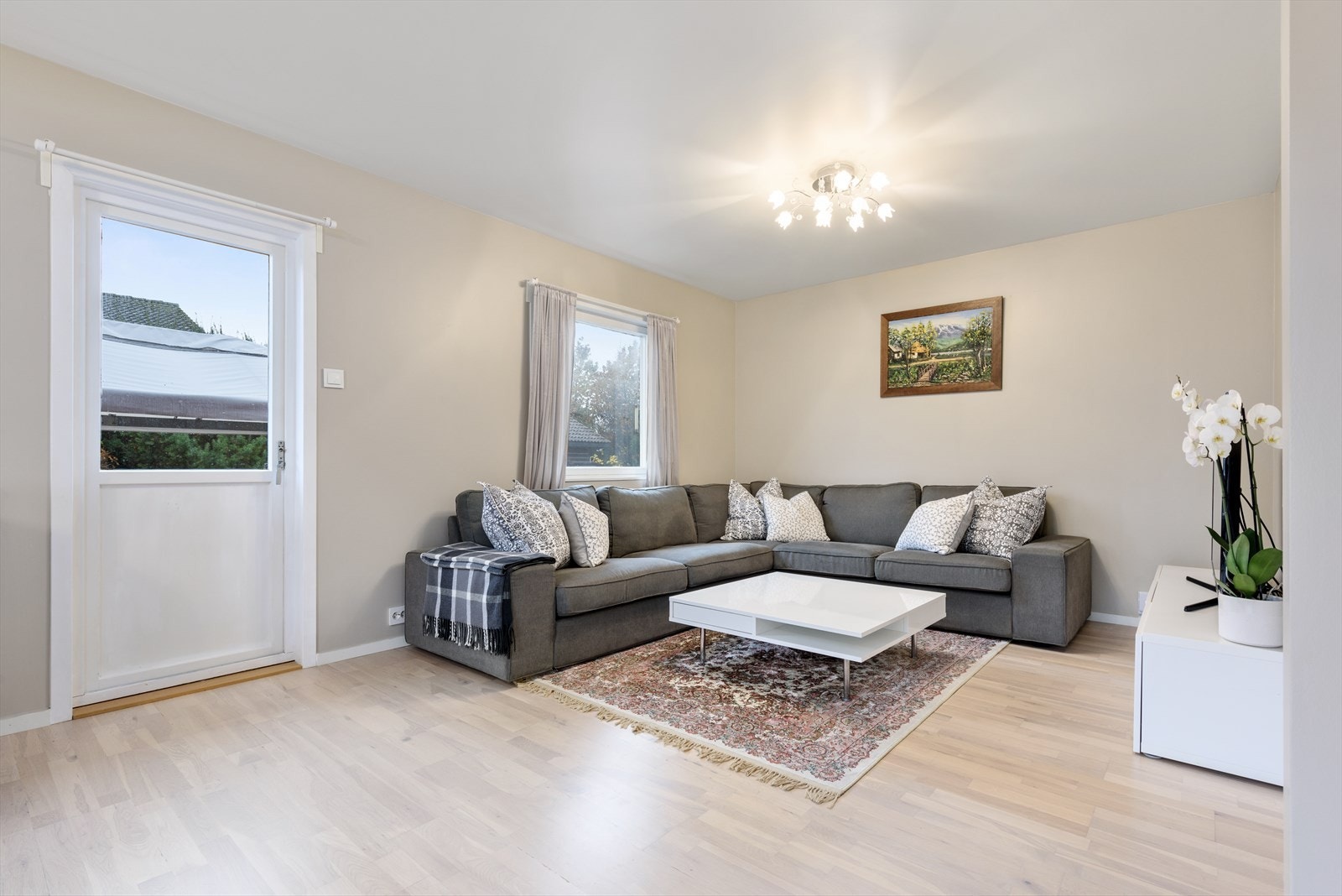 Fra stuen er det utgang til vestvendt markterrasse på 60 kvm. Galleribilde