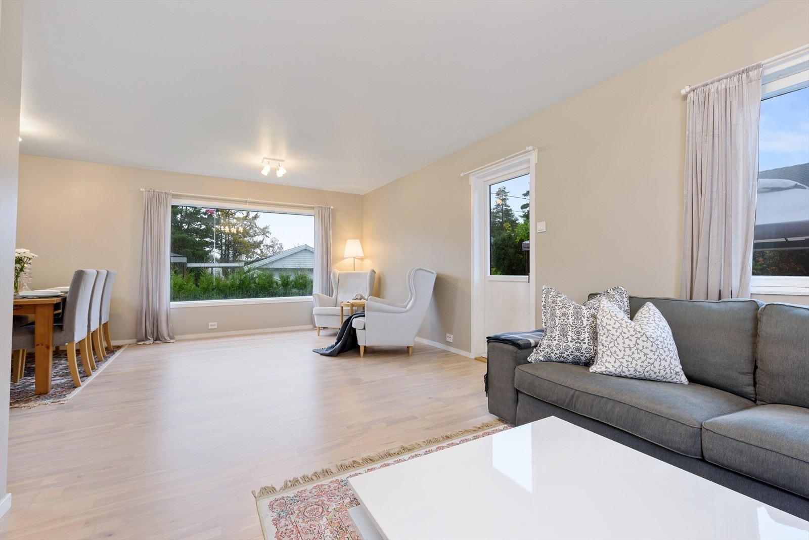 Stuen gir rom for inndeling i ulike soner med plass til både spisestue, sofaløsning og lesekrok. Galleribilde