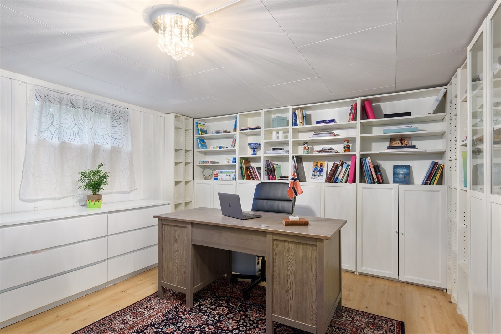 I kjeller er det flere funksjonelle, innredede rom. Rommene i kjeller er ikke søkt bruksendret og ikke godkjent for varig opphold. Galleribilde