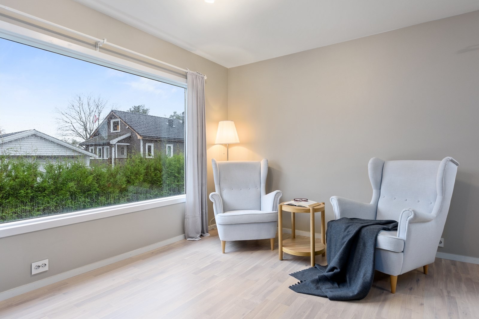 Rommet har et blikkfang i et stort, sydvendt vindu som gir rikelig med naturlig lys. Galleribilde