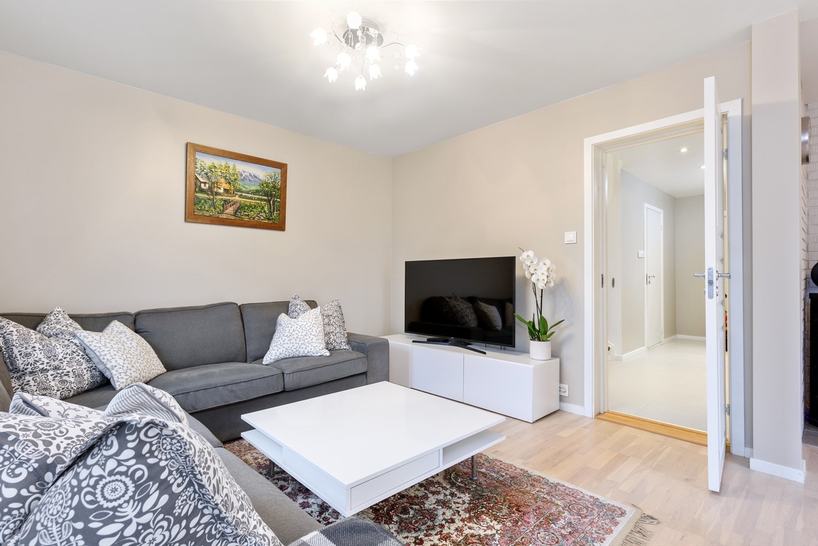 Planløsningen i 1. etasje er lys og gjennomgående der entreen har adkomst til både stue og kjøkken med dører som kan lukkes. Galleribilde