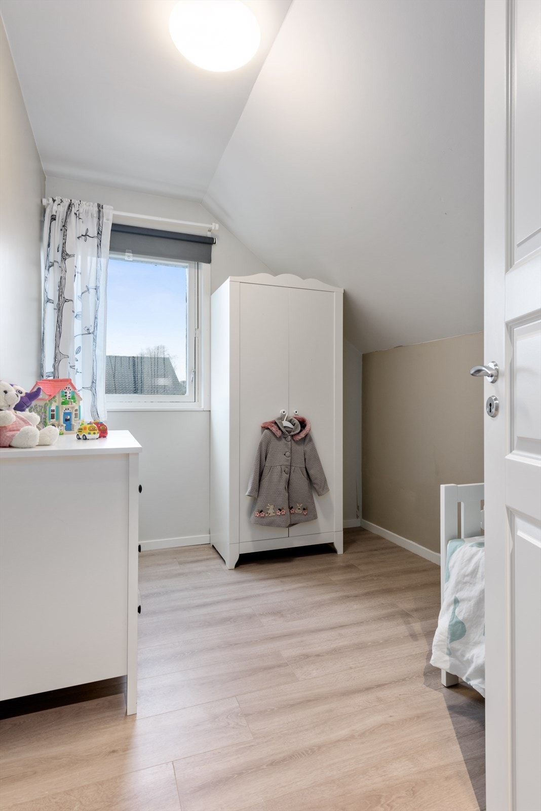 Soverom 3 fungerer utmerket som barnerom, gjesterom eller kontor. Alle soverommene har stort vindu med solskjerming. Galleribilde