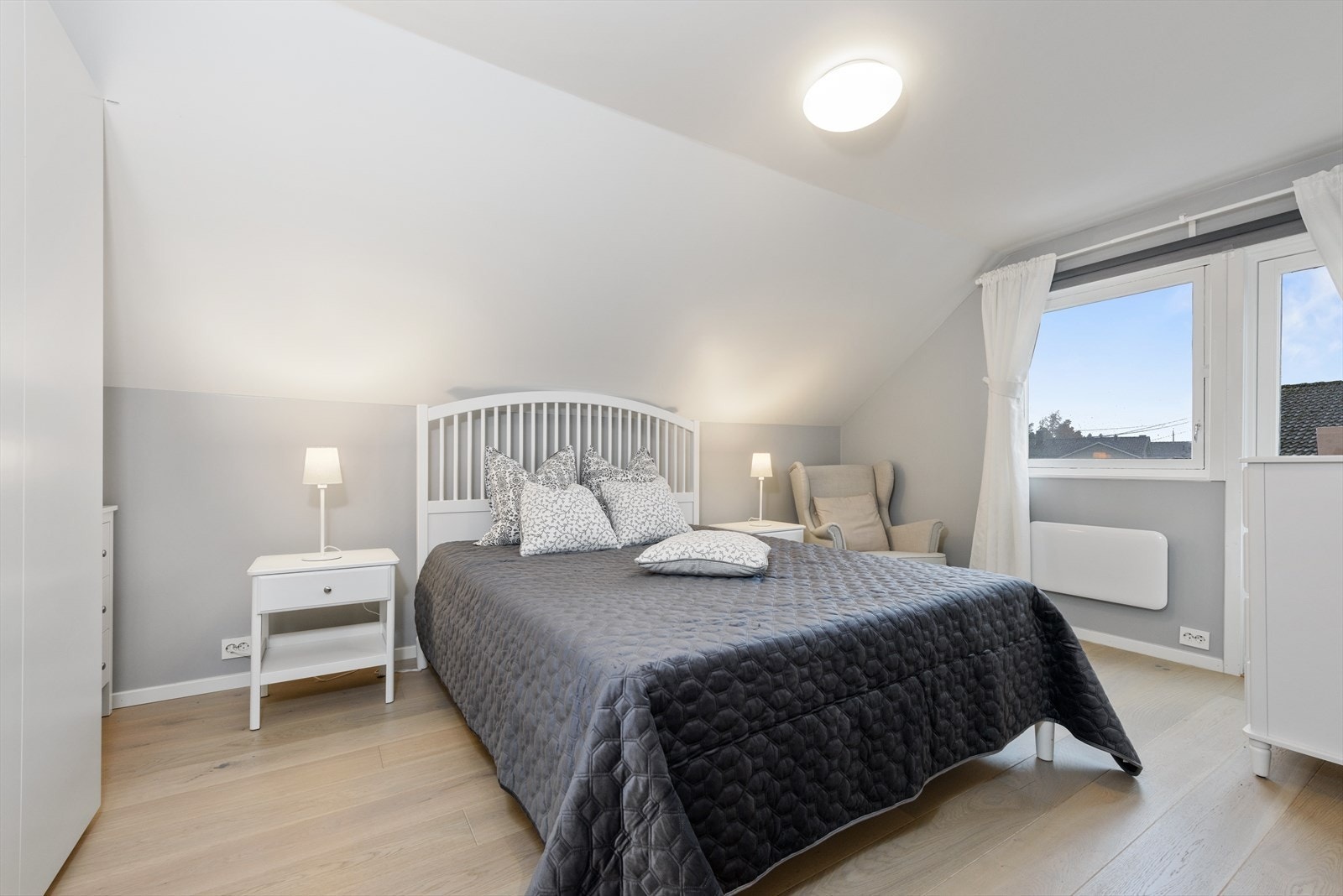 Hovedsoverommet har god plass til dobbeltseng, 1-stavs eikeparkett på gulv og balkong med ettermiddags- og kveldssol. Galleribilde