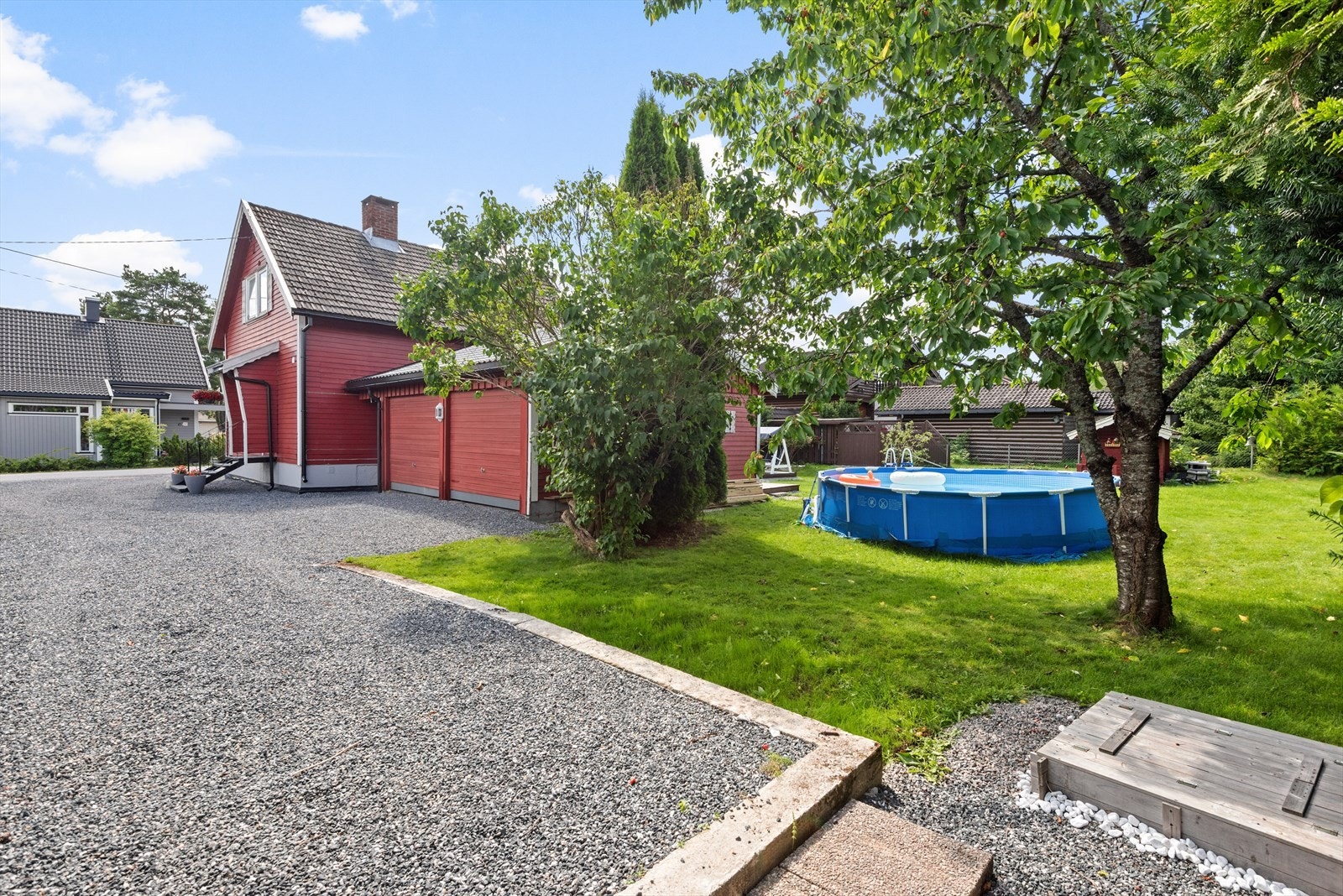 Eiendommen har en stor, gruslagt gårdsplass med plass til parkering av flere biler, i tillegg til dobbelgarasje. Galleribilde