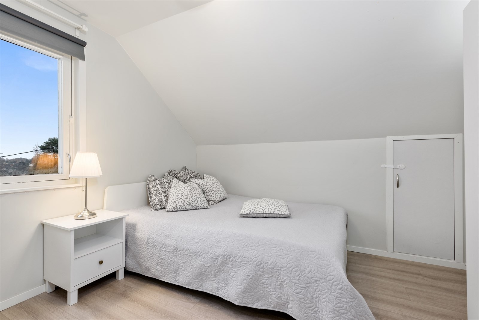 De to andre soverommene har begge plass til dobbeltseng, 1-stavs laminat og lyse overflater. Soverom 2 har praktisk tilgang til lagring i kneloft. Galleribilde