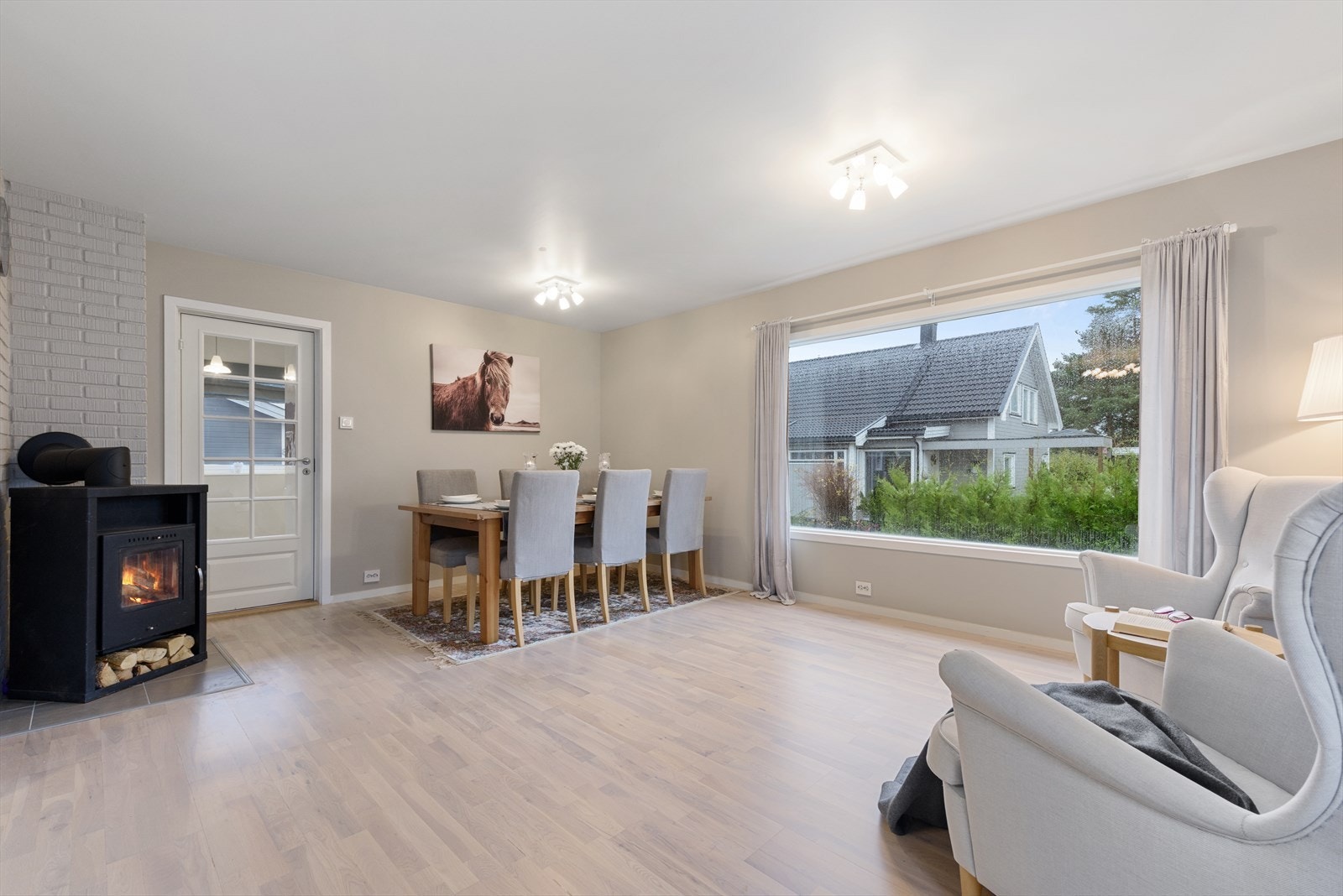 Et allsidig rom godt egnet for både selskaper, avslapning og hverdagsaktivitet! Galleribilde