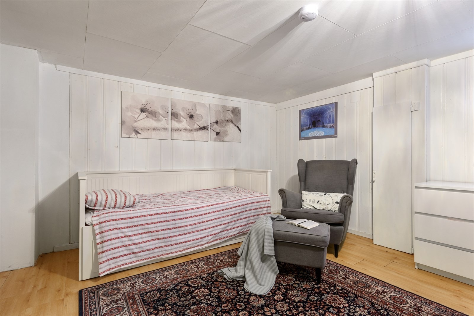 Det er bla.a. rom brukt som stue med kjøkkenkrok som inneholder minikjøkken-modul med vask, platetopp og ventilator. Innredning avviker fra bilde. Galleribilde